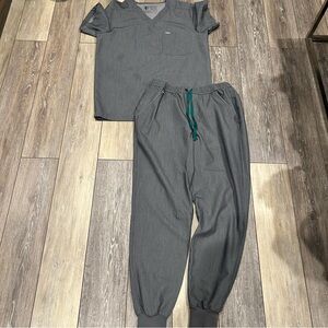 FIGS Men’s Scrub Set in Graphite, Size Small